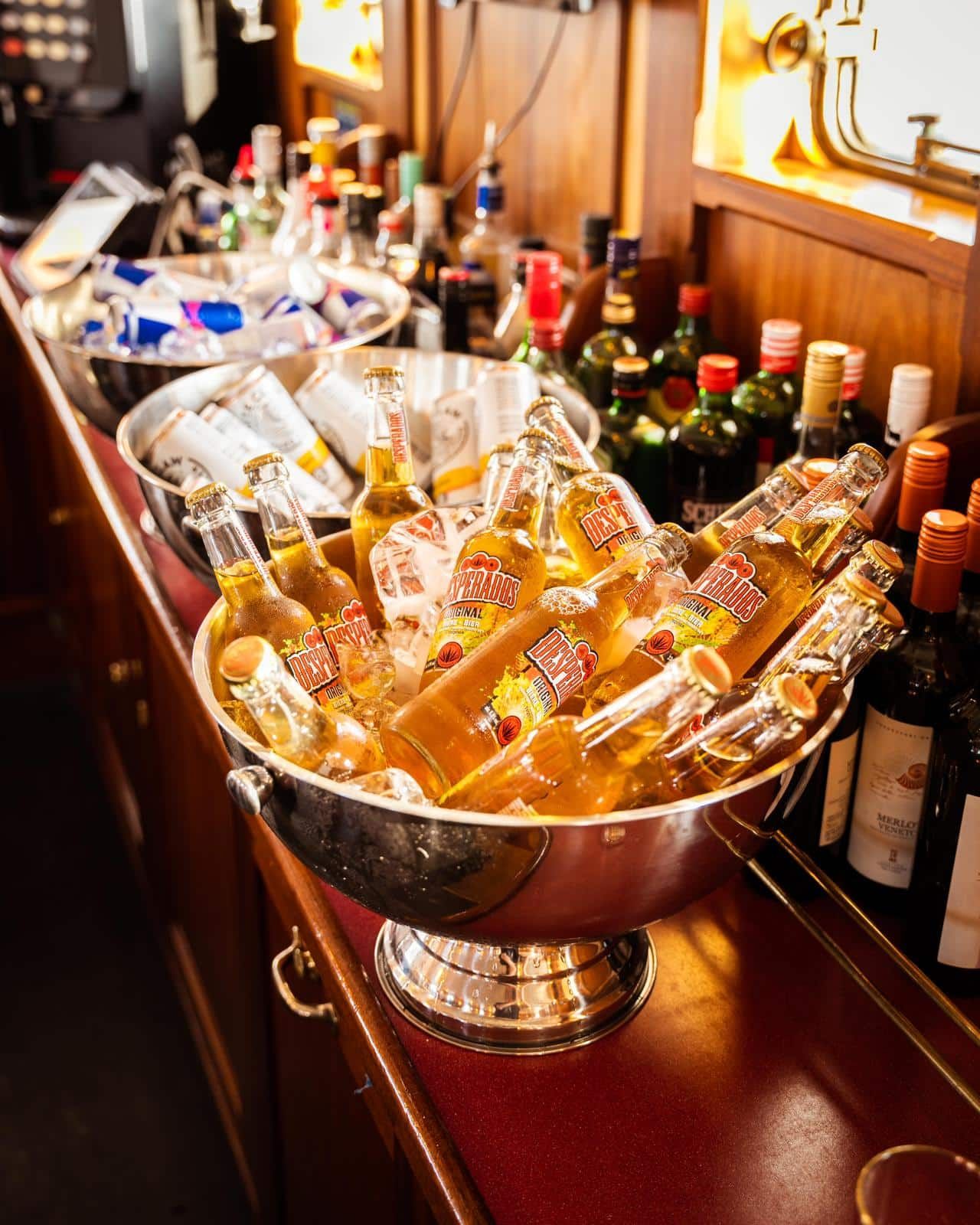 De bar aan boord.