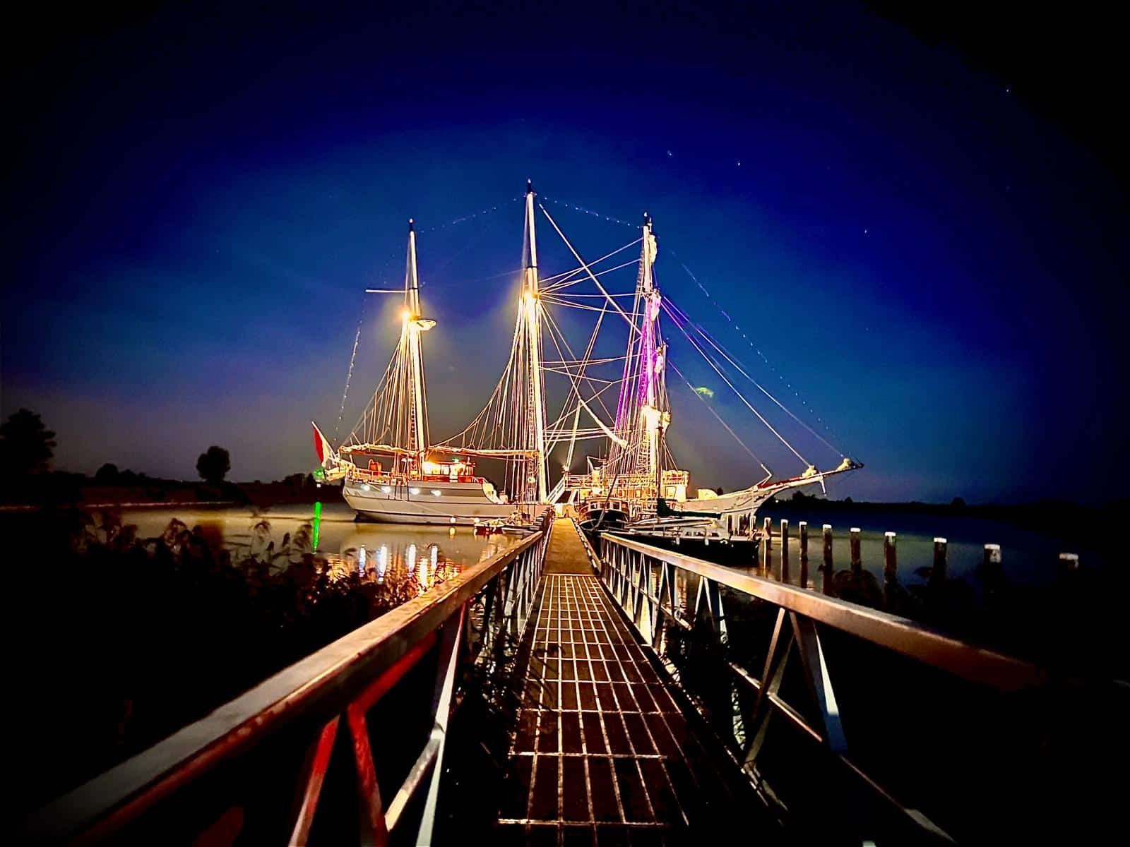Het schip 's avonds verlicht aan de steiger.