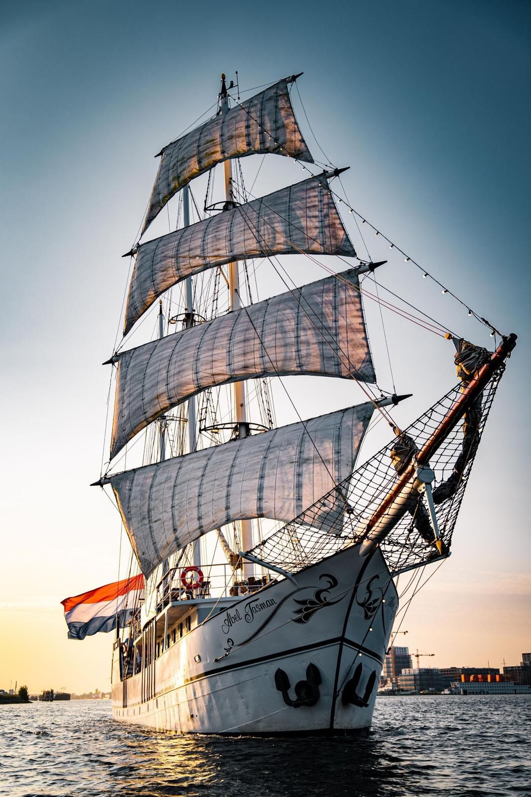 De Abel Tasman recht van voren onder vol zeil.